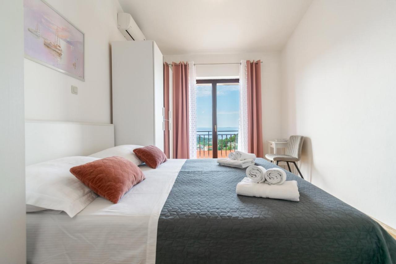 Apartment Iva With Sea View Макарска Экстерьер фото