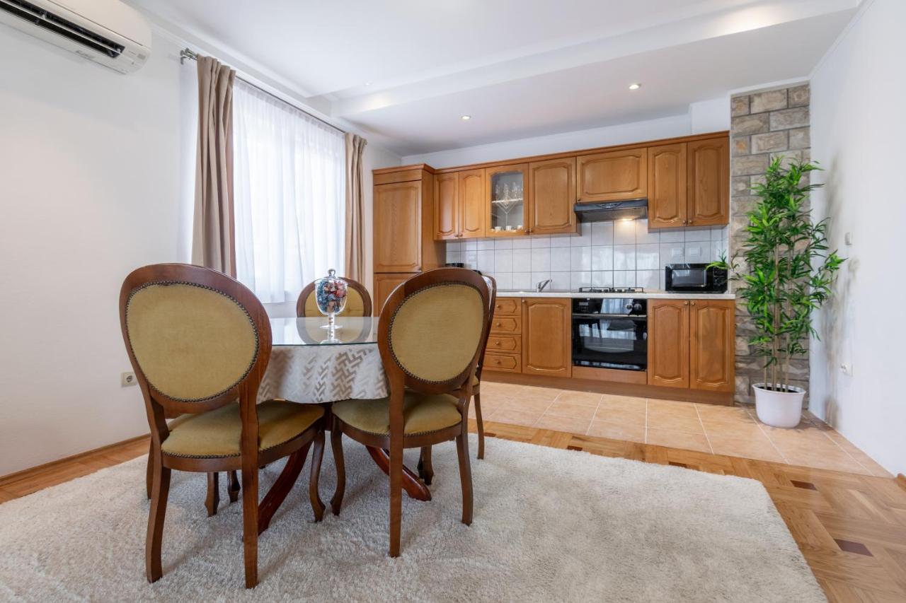 Apartment Iva With Sea View Макарска Экстерьер фото