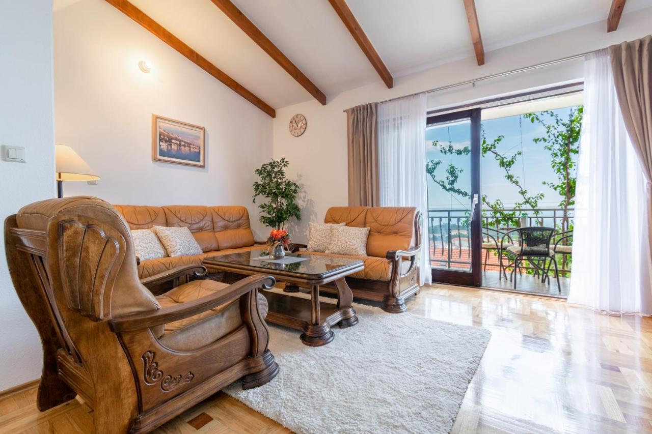 Apartment Iva With Sea View Макарска Экстерьер фото
