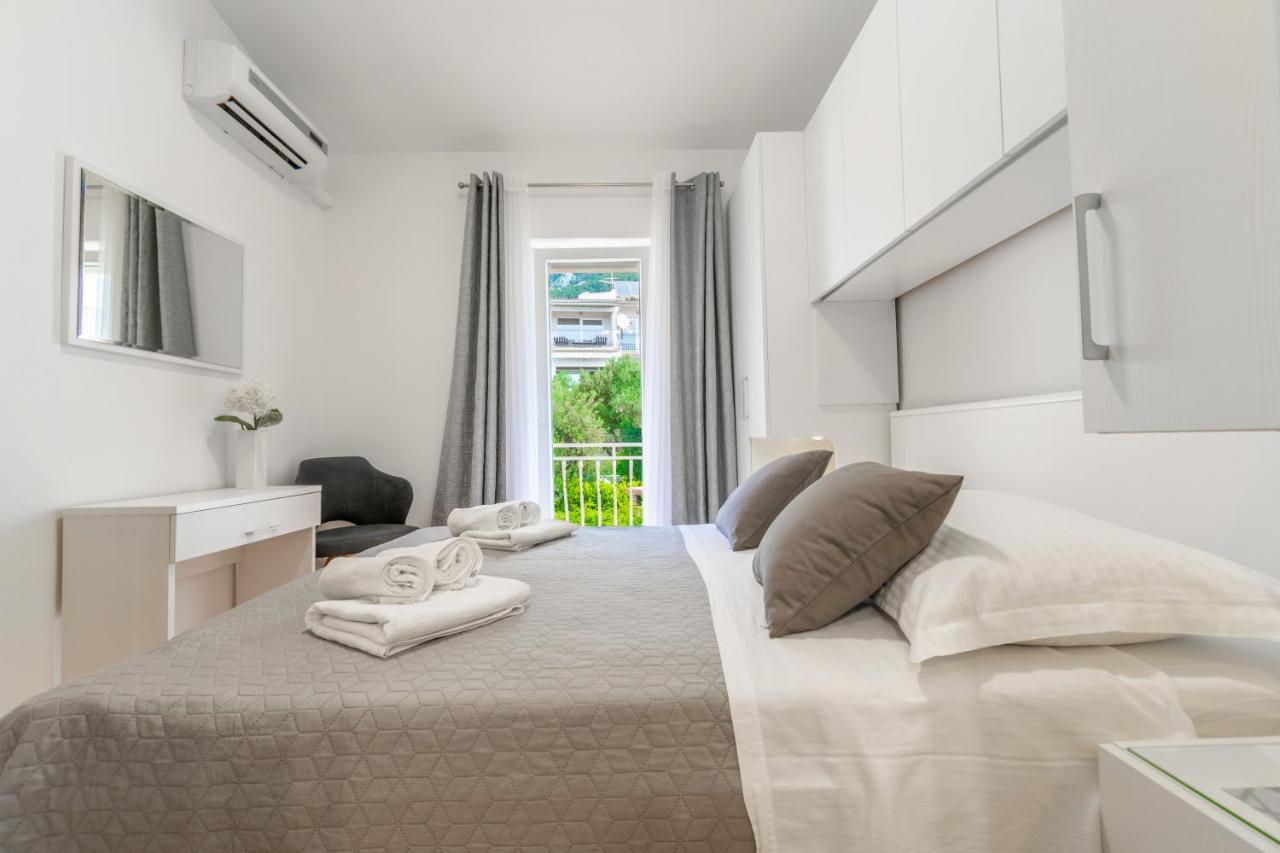 Apartment Iva With Sea View Макарска Экстерьер фото